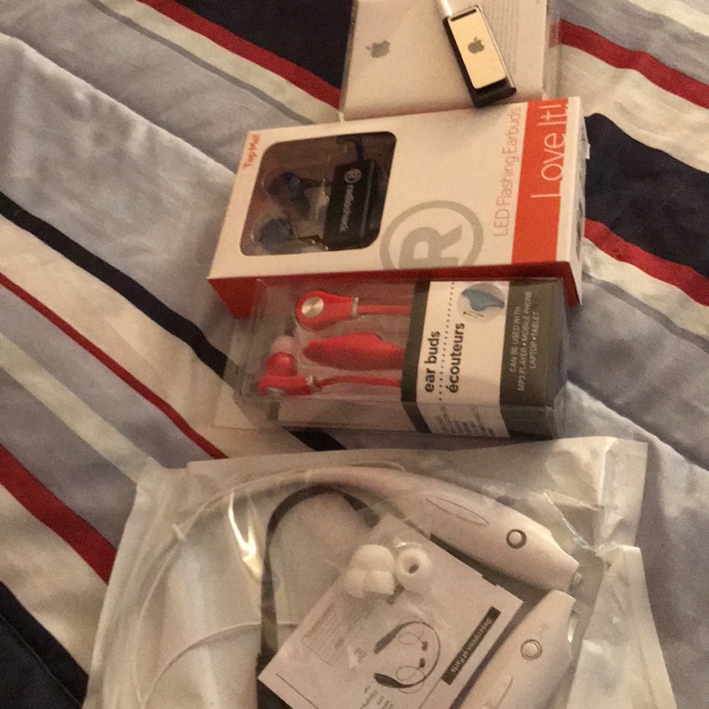 Mini Apple song player 2 sets of ear buds